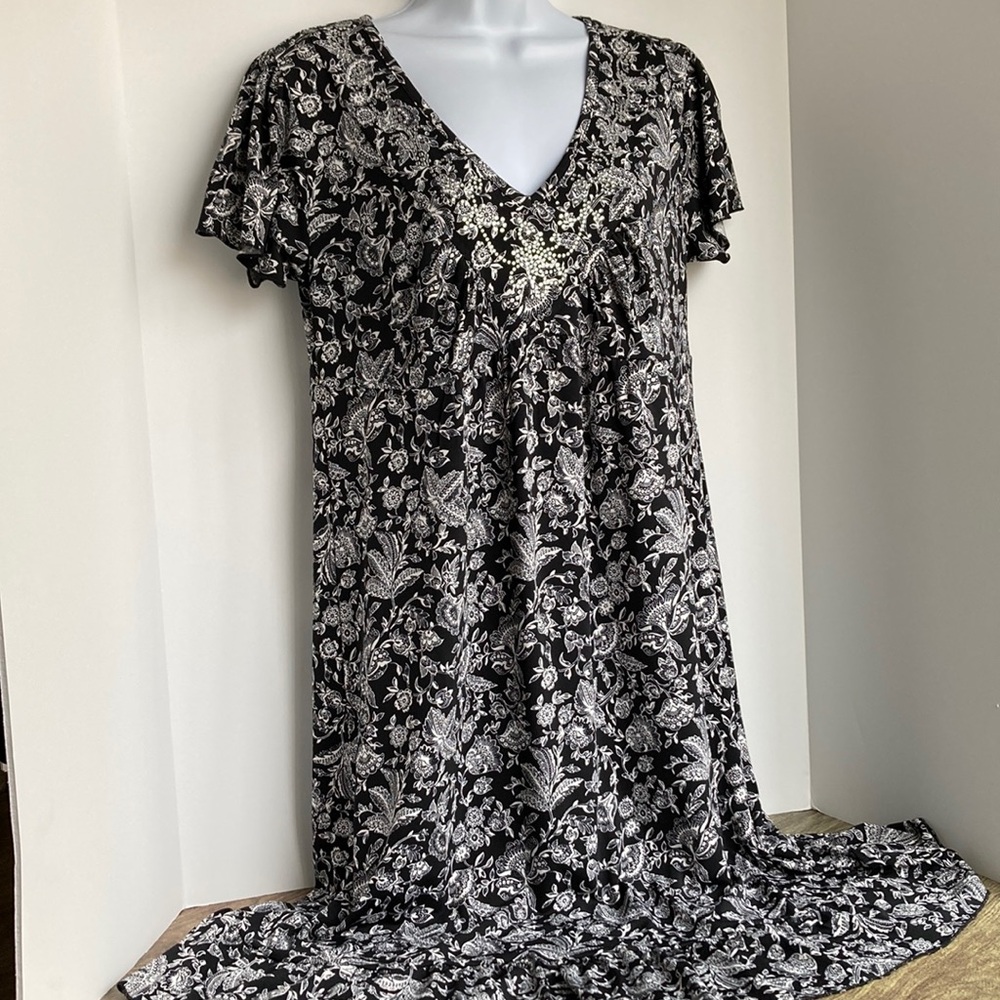 Black and White Floral Dress below knee. Flirty neckline and hem. Sz M